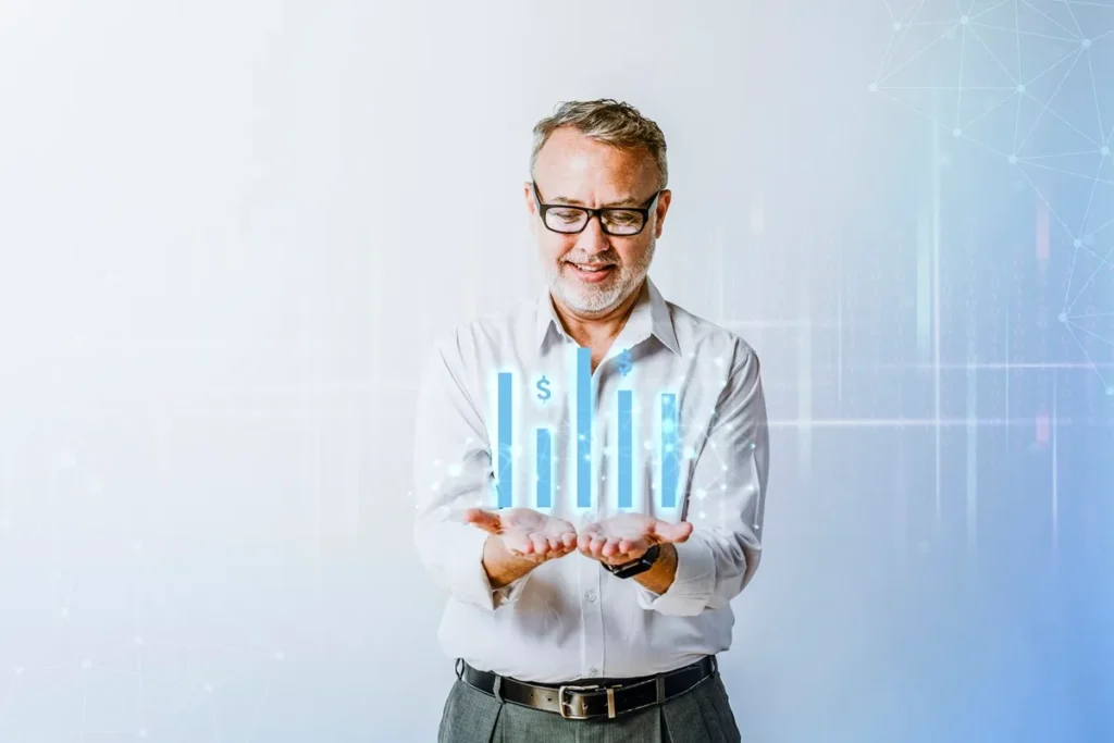 Homem sorridente de óculos segurando projeções gráficas financeiras digitais, com fundo futurista e tecnológico