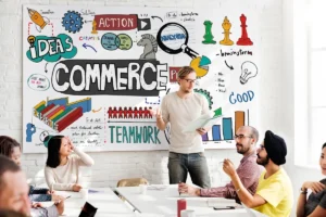 Grupo de profissionais discutindo estratégias de comércio e marketing em frente a um quadro com desenhos e gráficos criativos.