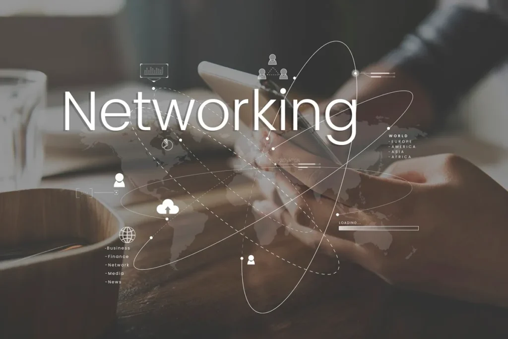 Pessoa utilizando um tablet com elementos gráficos representando conexões globais e a palavra 'Networking' em destaque