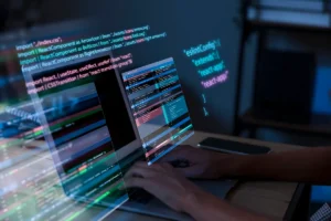 Desenvolvedor escrevendo código em laptop com interface de programação visível, mostrando linguagens e frameworks como React.