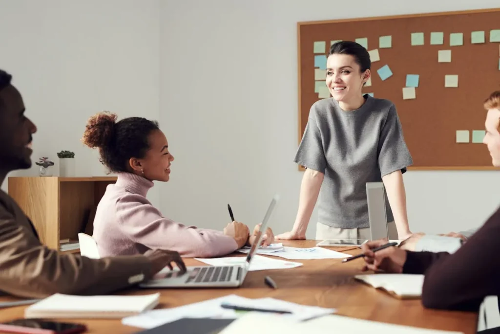 Colegas de trabalho conversando sobre a importância do inglês para negócios