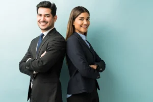 Executivos de terno e gravata posando com os braços cruzados, com fundo azul claro