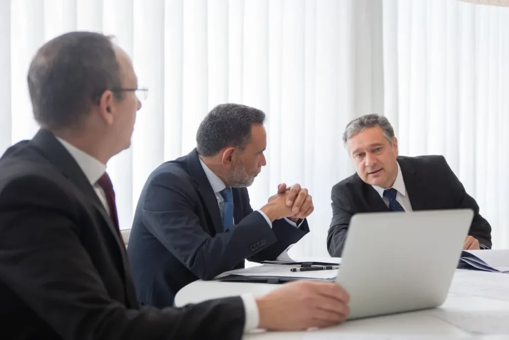 Executivos de uma empresa em uma reunião de negócios, discutindo estratégias para a expansão de multinacionais.