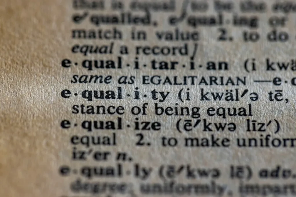 Página ampliada de dicionário em inglês mostrando a palavra "equality" e sua definição