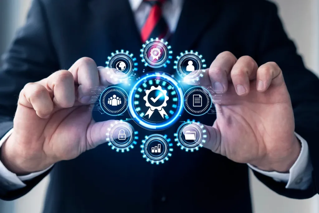 Empresário em terno segurando ícones digitais de governança corporativa, qualidade, segurança da informação e gestão empresarial, simbolizando controle, inovação e certificação.
