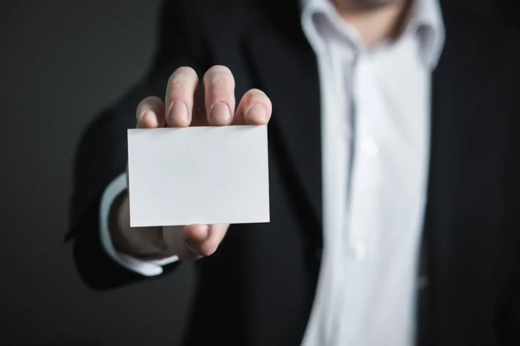 Uma CTO gesticula enquanto apresenta um gráfico de métricas em uma tela grande para a sua equipe. A imagem destaca a liderança, a análise de dados e o papel estratégico de um CTO.