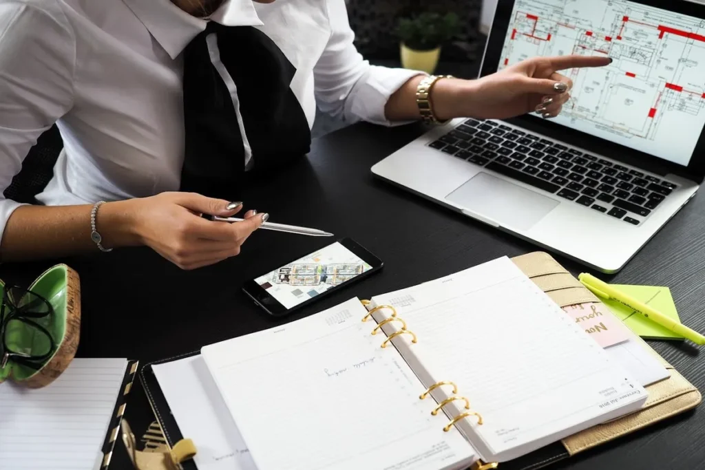 Uma CTO, ou Chief Technology Officer, trabalhando em seu notebook. A imagem destaca o papel da tecnologia, liderança e inovação no dia a dia.