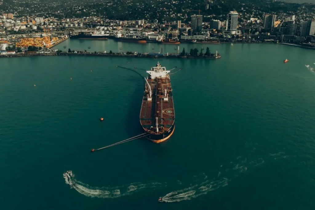 Navio-tanque em um porto, simbolizando o transporte marítimo e as exportações.