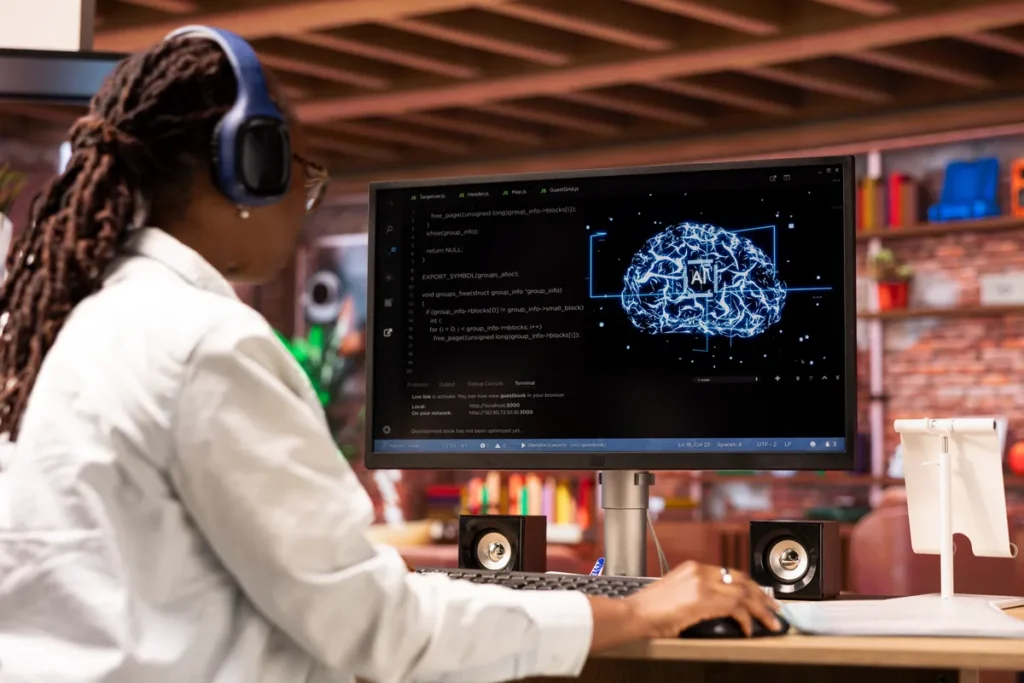 Mulher programadora com fones de ouvido trabalhando em código de machine learning e inteligência artificial.