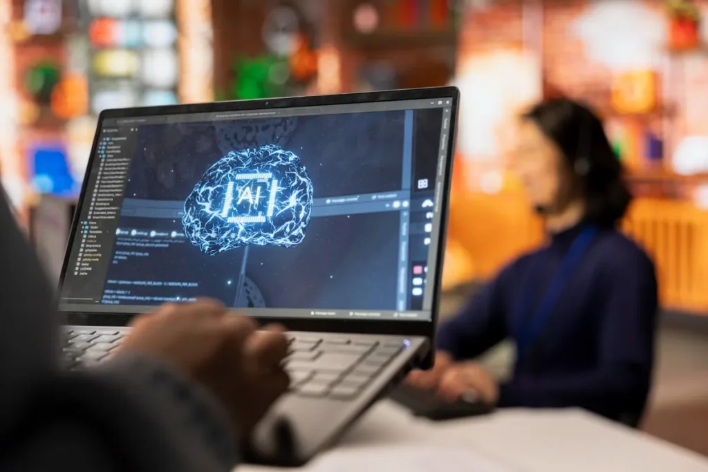 Desenvolvedor programando em um laptop com ilustração de cérebro de inteligência artificial.