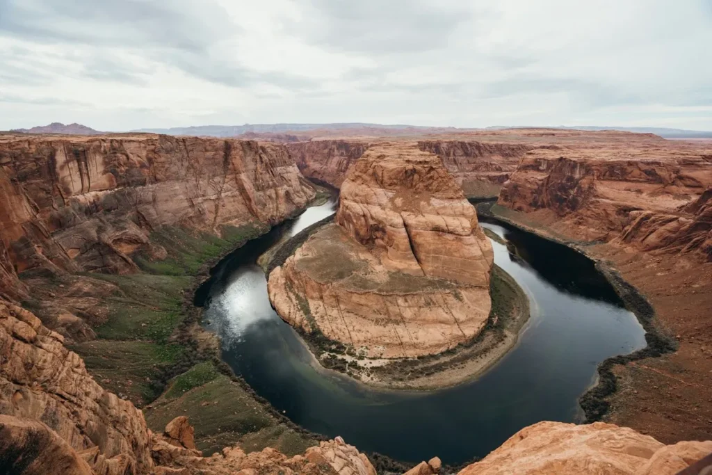 A curva do rio Colorado em forma de ferradura, conhecida como Horseshoe Bend, um dos pontos turísticos dos Estados Unidos.