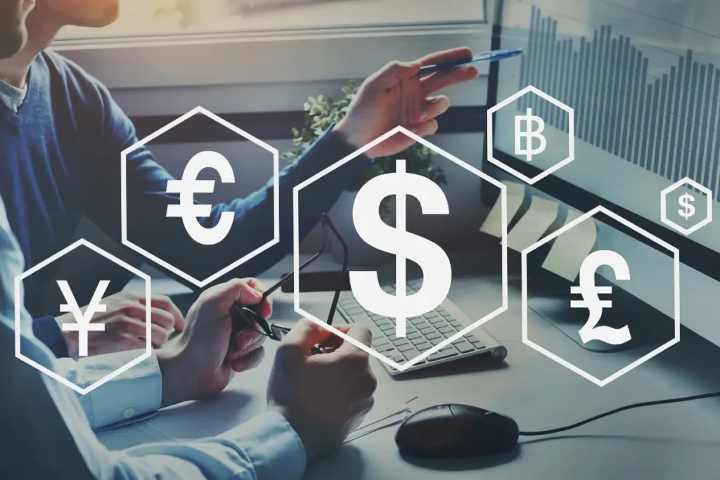 Pessoa utilizando um computador enquanto gráficos e símbolos de moedas aparecem em uma interface digital.