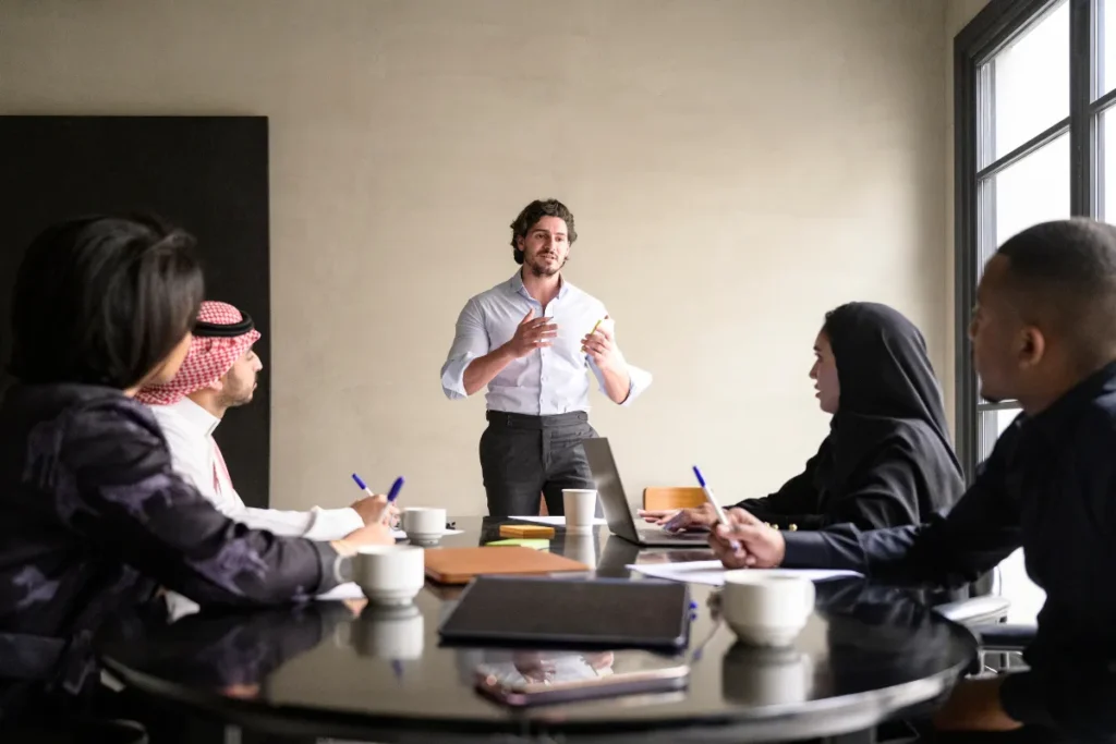 Empreendedor apresentando ideias para investidores durante uma reunião de negócios em uma sala de conferências.